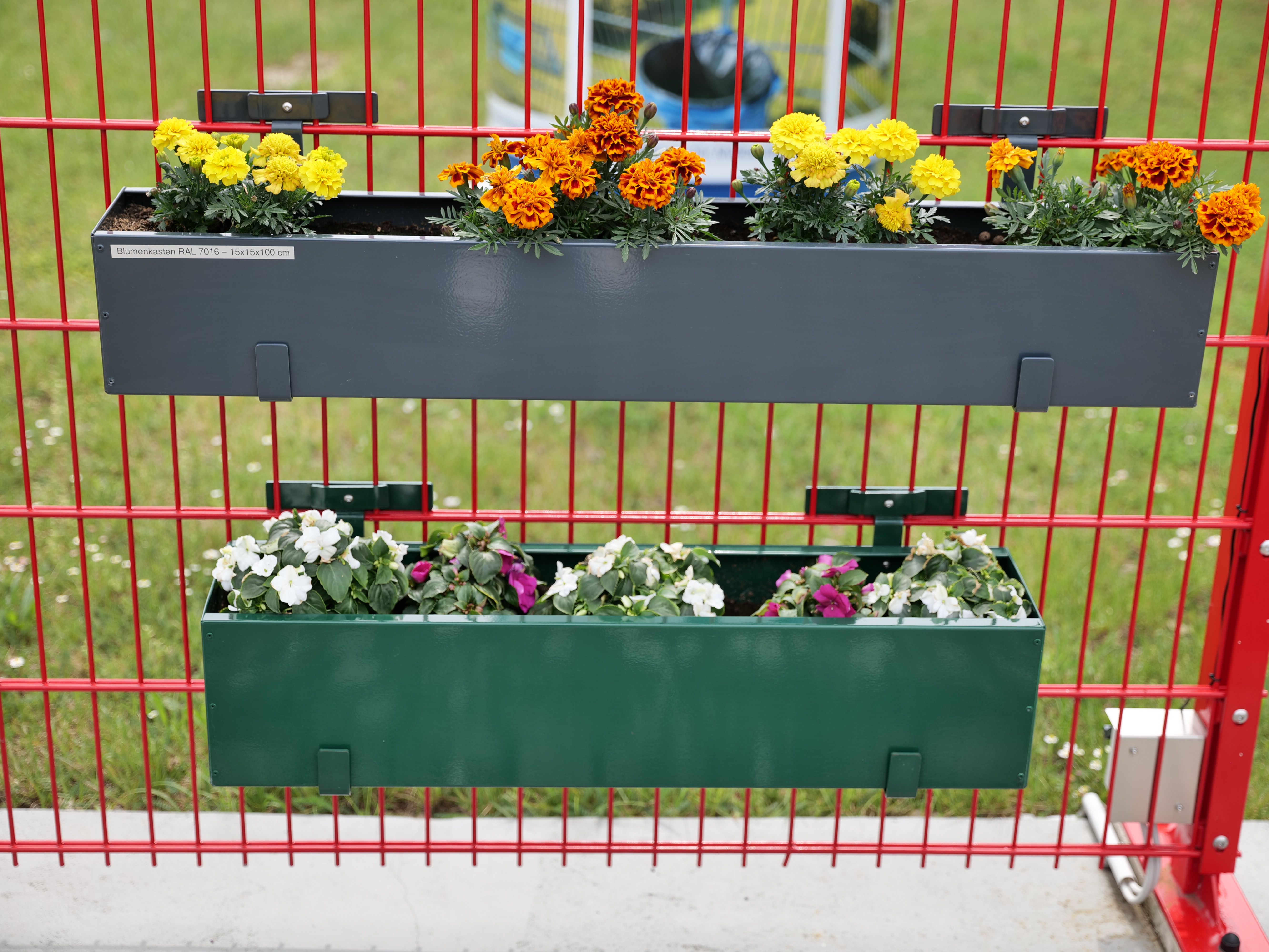 Pflanzksten & Halterungen vom Hersteller | WMT Bnen - Blumenkasten  pulverbeschichtet in Wunschfarben